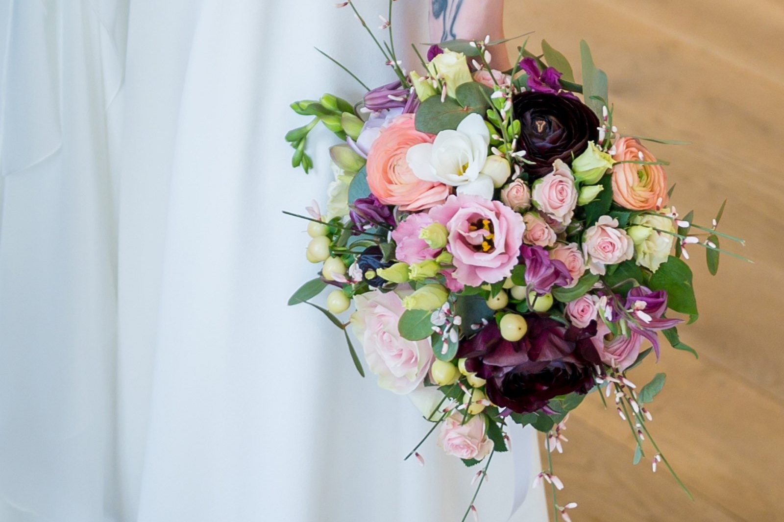 Drohnenaufnahmen Kyritzer Seenkette umgeben von üppigen Bäumen und einem kleinen Waldgebiet.