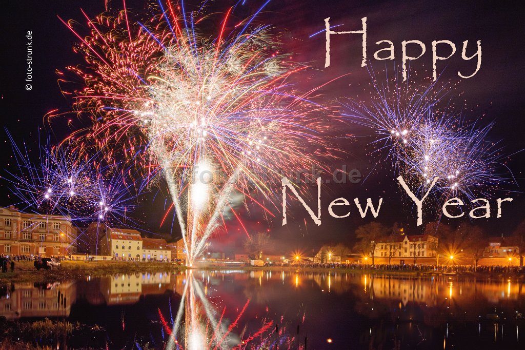 Drohnenaufnahmen Kyritzer Seenkette umgeben von üppigen Bäumen und einem kleinen Waldgebiet.