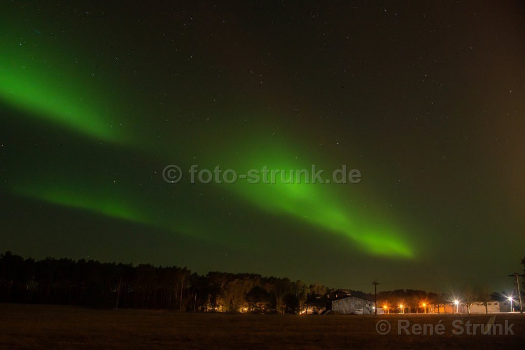 Drohnenaufnahmen Kyritzer Seenkette umgeben von üppigen Bäumen und einem kleinen Waldgebiet.